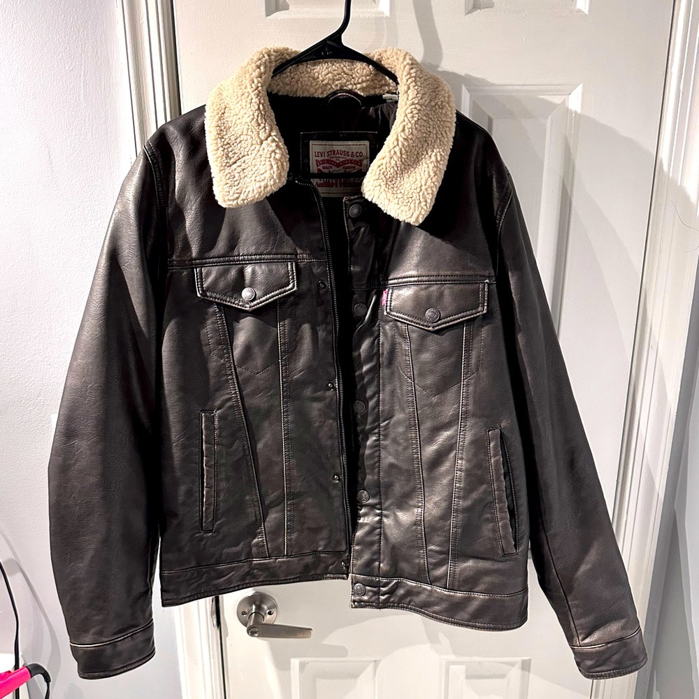 Levi’s Dark Brown Leather Jacket With Fur Collar. Men’s size M